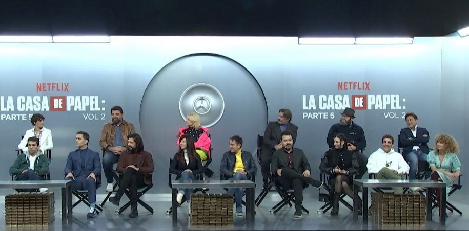 30-11-2021 La Casa de Papel se despide con cinco últimos capítulos "cargados de adrenalina, giros y mucho sentimiento".'La casa de papel' se despide definitivamente con los cinco últimos capítulos de su quinta temporada que se estrenan este viernes 3 de diciembre en Netflix. Cinco entregas finales que resolverán el golpe al Banco de España y que, según han avanzado los creadores de la serie, Esther Martínez Lobato y Álex Pina, y su productor ejecutivo, Jesús Colmenar, estarán cargadas de "adrenalina y muchos giros" pero que también ahondarán en el aspecto más "sentimental y emocional" del Profesor, Denver, Lisboa, Estocolmo y el resto de la banda.SOCIEDAD CULTURA