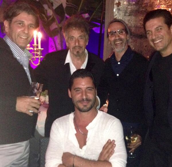 Matías Desiderio Junto a Al Pacino, y los productores Salvatore Di Constanzo, Walter William y Andy Davoli