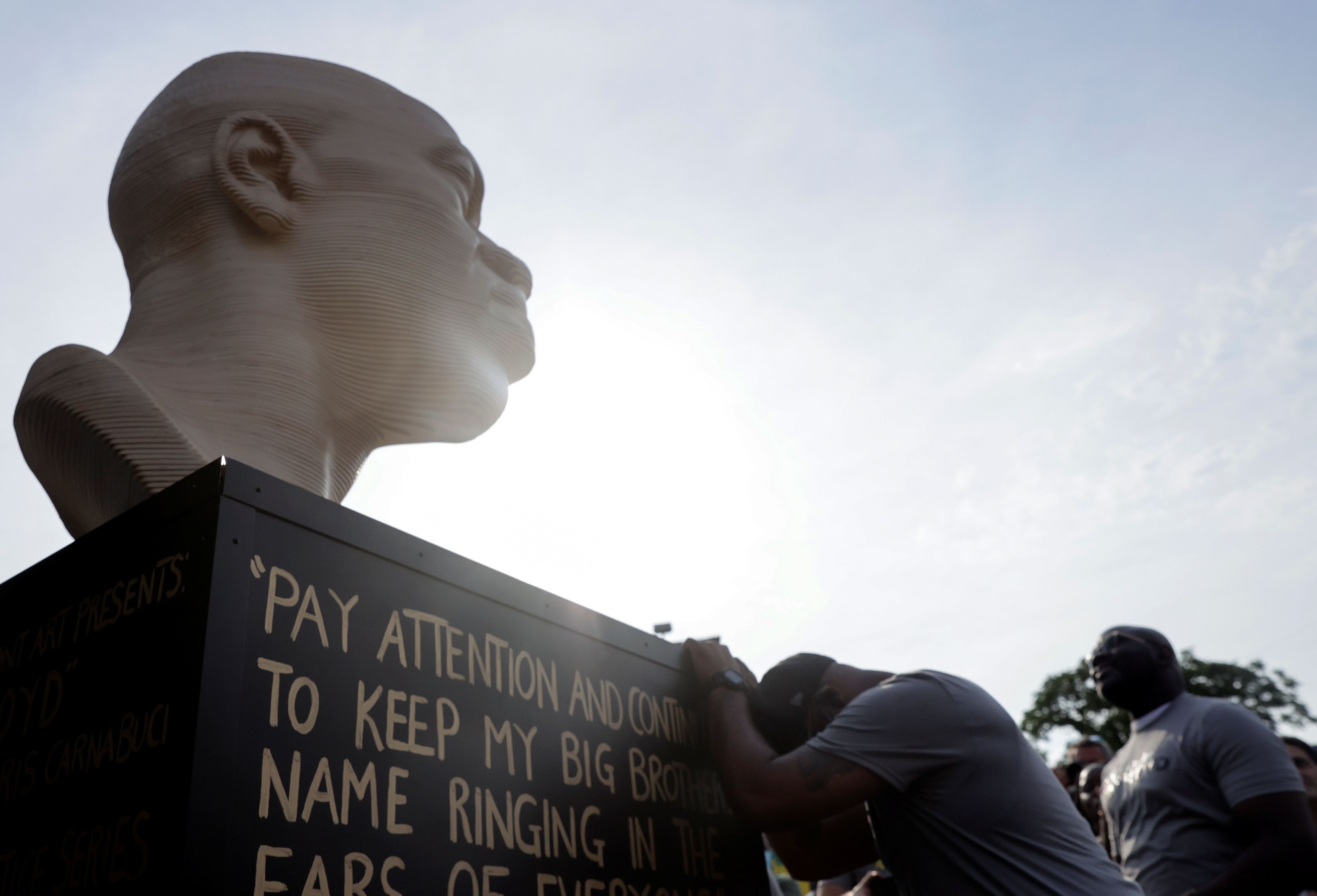 La estatua de George Floyd en Nueva York, Estados Unidos. REUTERS/Jeenah Moon