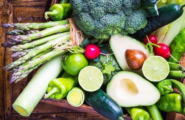 Las frutas y verduras aportan fibra al cuerpo (Getty Images)