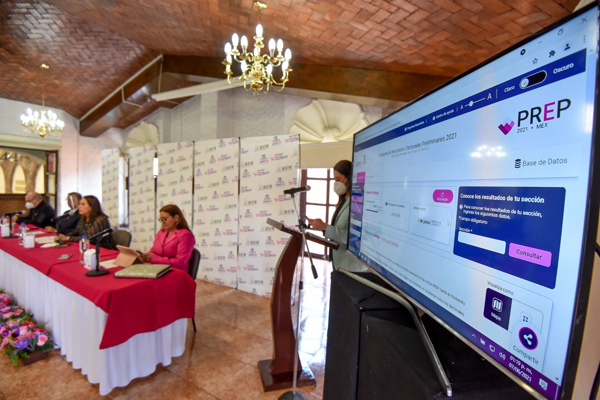 Karina Ivonne Vaquera Montoya, Consejera Electoral del IEEM informó que hasta el momento se tiene un 98 por ciento de actas contabilizadas en el PREP, después de la jornada electoral de este domingo 6 de junio.