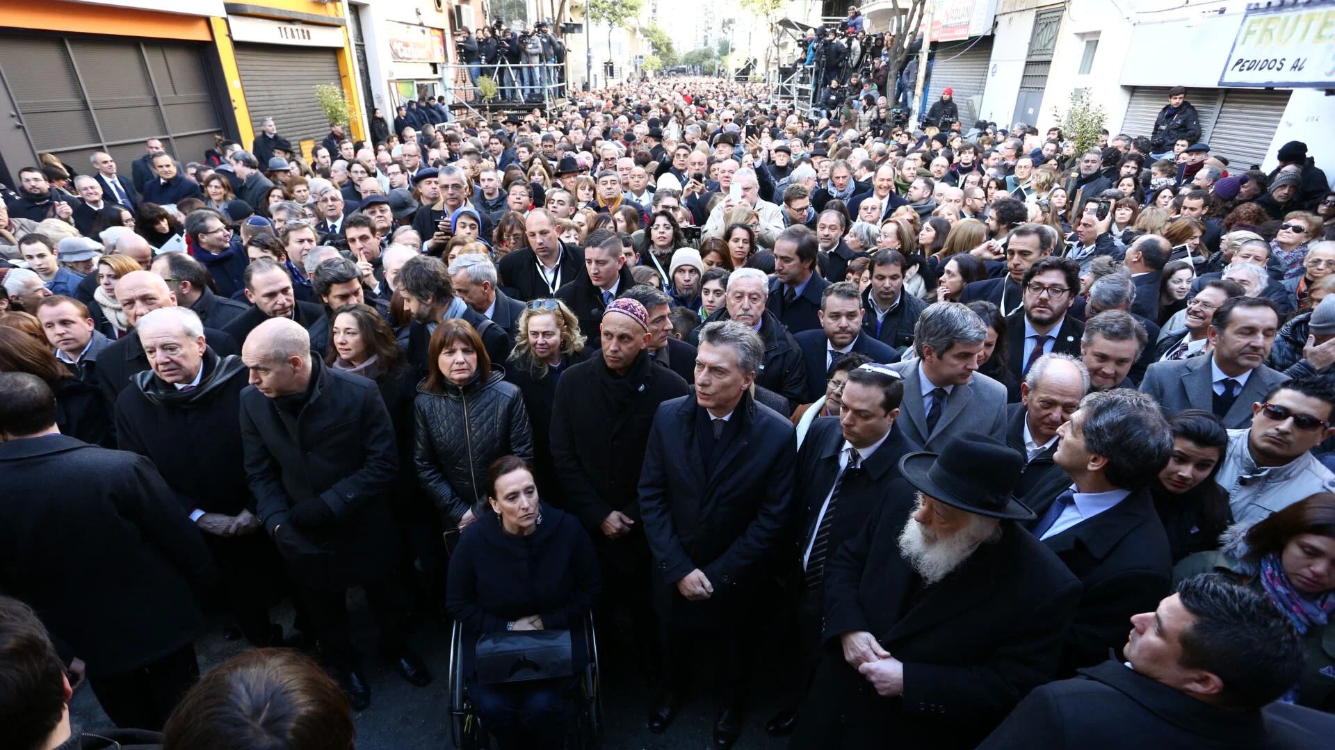 Al acto asistieron el jefe de Gobierno porteño, Horacio Rodríguez Larreta, las autoridades de la AMIA y de la Delegación de Asociaciones Israelitas Argentinas (DAIA), además de representantes de organizaciones, familiares y amigos de las víctimas. (Infobae)