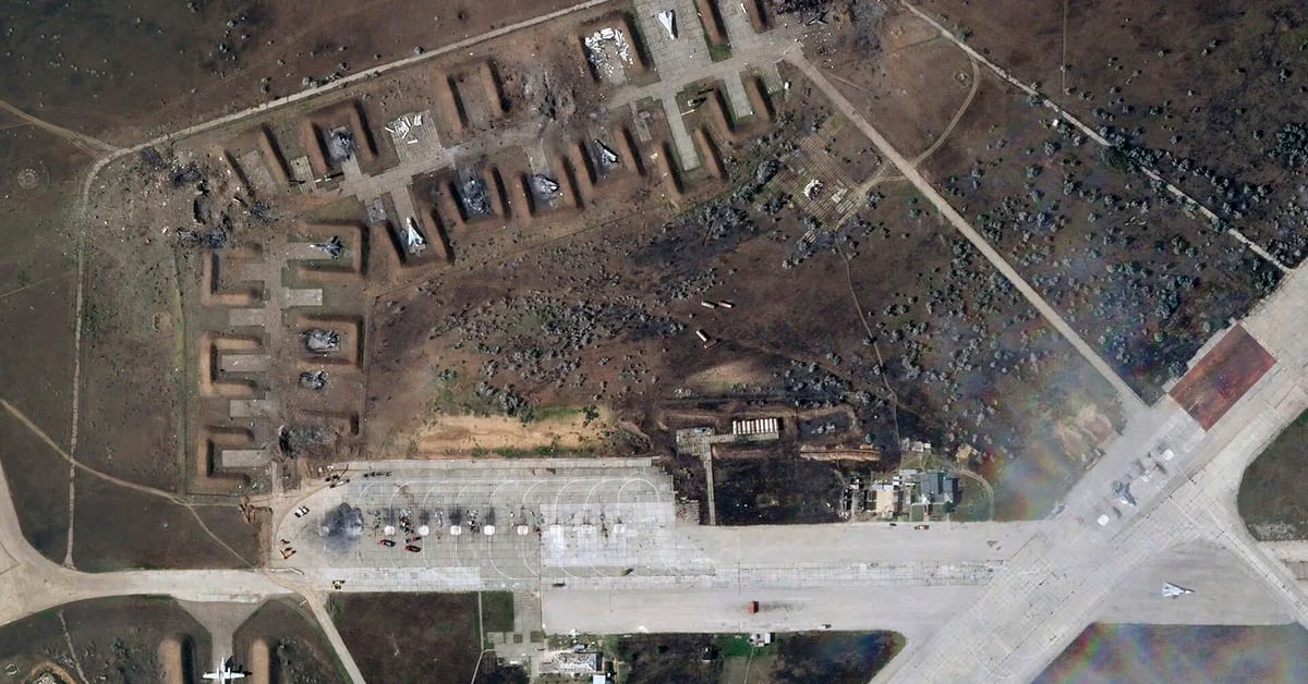 Satellitenbilder dementieren Russland über Explosionen auf einem Luftwaffenstützpunkt auf der Krim: Es gibt zerstörte Flugzeuge