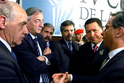 Néstor Kirchner y el entonces presidente venezolano en la visita que hizo a la Argentina por la Cumbre del ALCA en Mar del Plata. (NA)