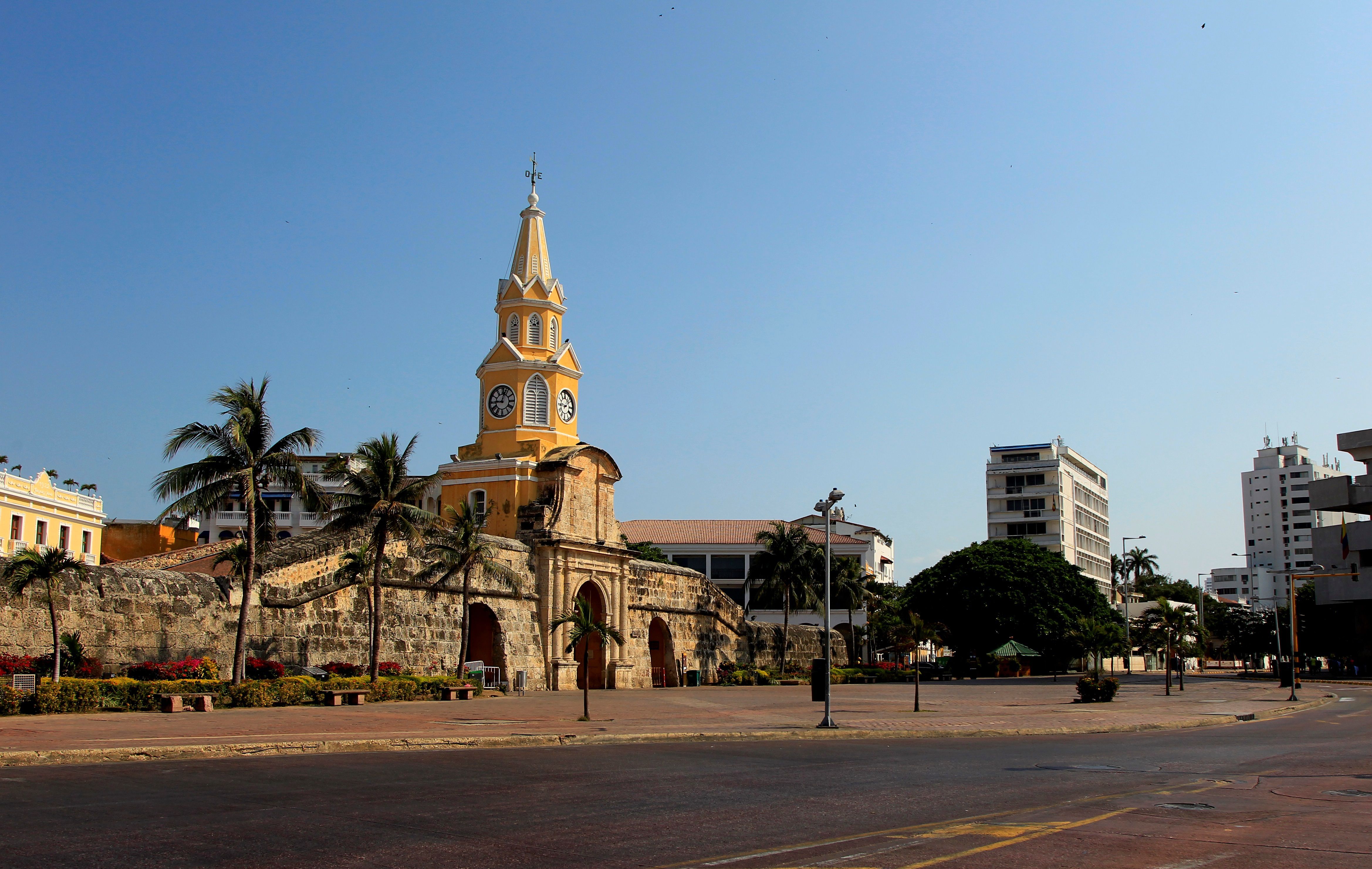 Vista de la emblemática Torre del Reloj en Cartagena de Indias (Colombia). La Alcaldía prohibió el uso de patinetas en el Centro Histórico - crédito EFE