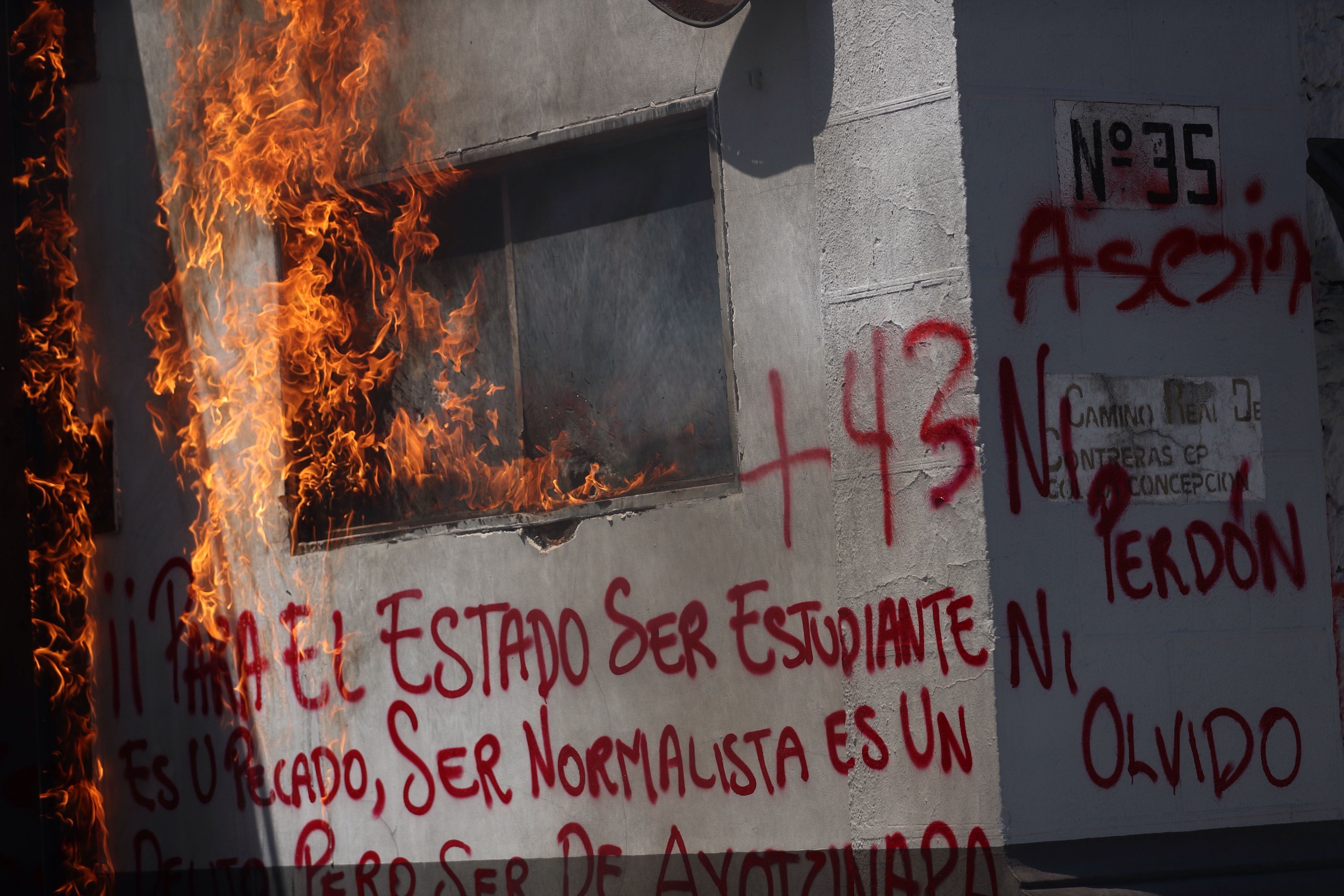 Marcha y protesta estudiantes desaparecidos caso ayotzinapa