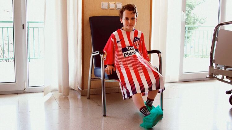 Un niño se puso una bata que lleva los colores de su equipo favorito, el Atlético de Madrid (Panenka)