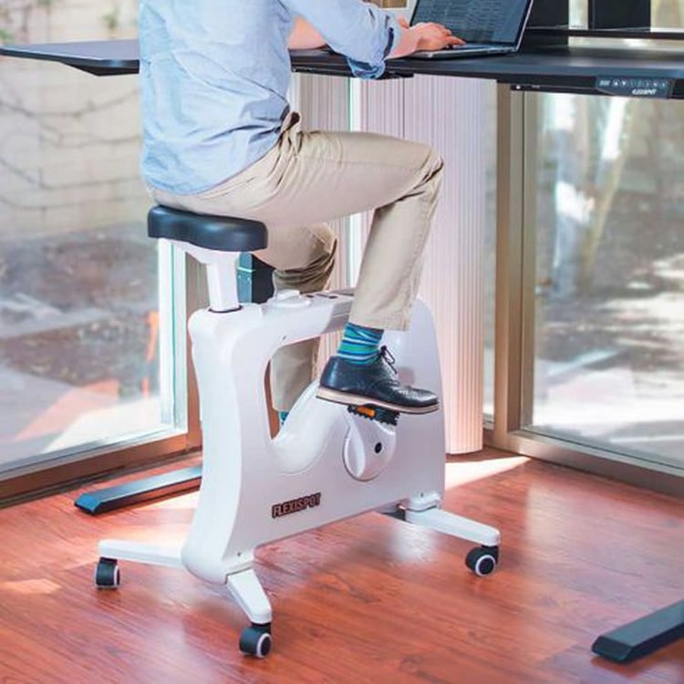 Deskcise, su nombre, en inglés, combina el concepto de esta herramienat: un escritorio (desk) que sirve para ejercitarse (exercise).
