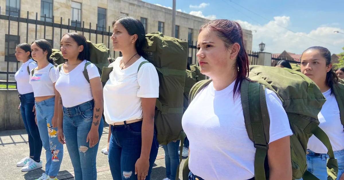More than 1,200 women began their military service in Colombia this Friday