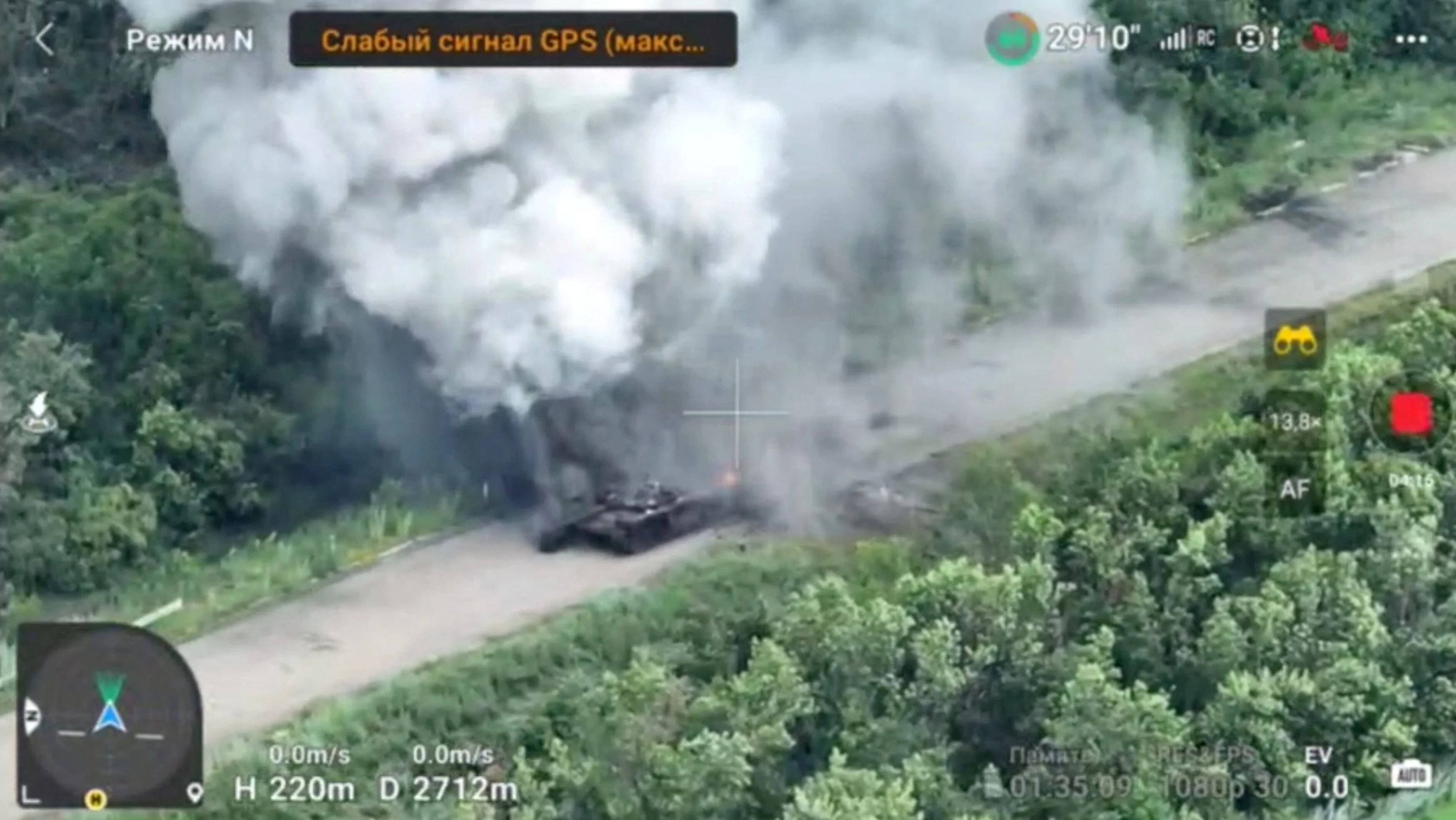 El humo se eleva tras la explosión de un tanque ruso después de que fuera atacado por las fuerzas ucranianas en el noroeste de Bakhmut, en la región de Donetsk (REUTERS)