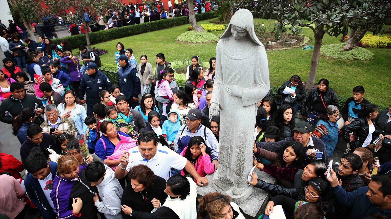 Fieles en el santuario de Santa Rosa en el centro histórico de Lima (EFE) 