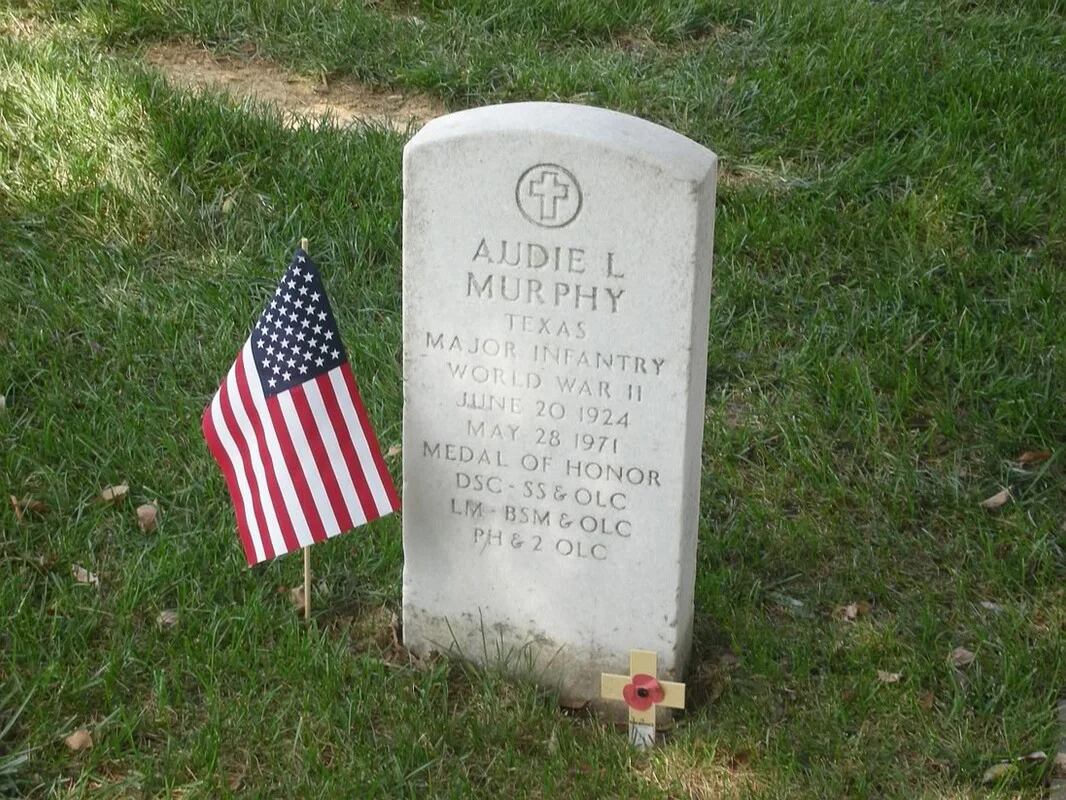 La tumba de Audie, en el Cementerio Arlington, sólo fue superada en visitas por la de JFK