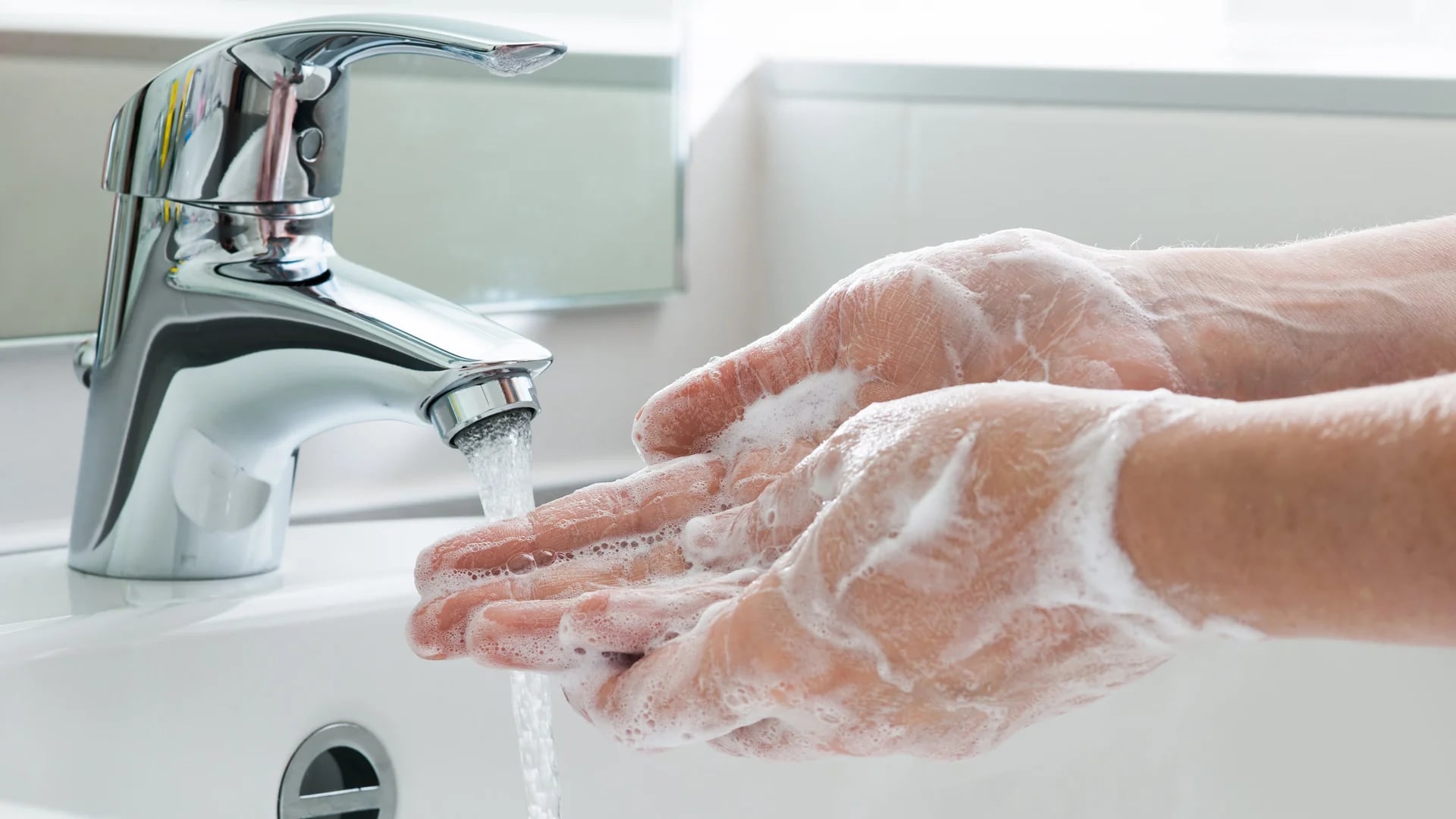 Lavarse las manos con agua fría resultaría más beneficioso que con agua caliente (iStock)