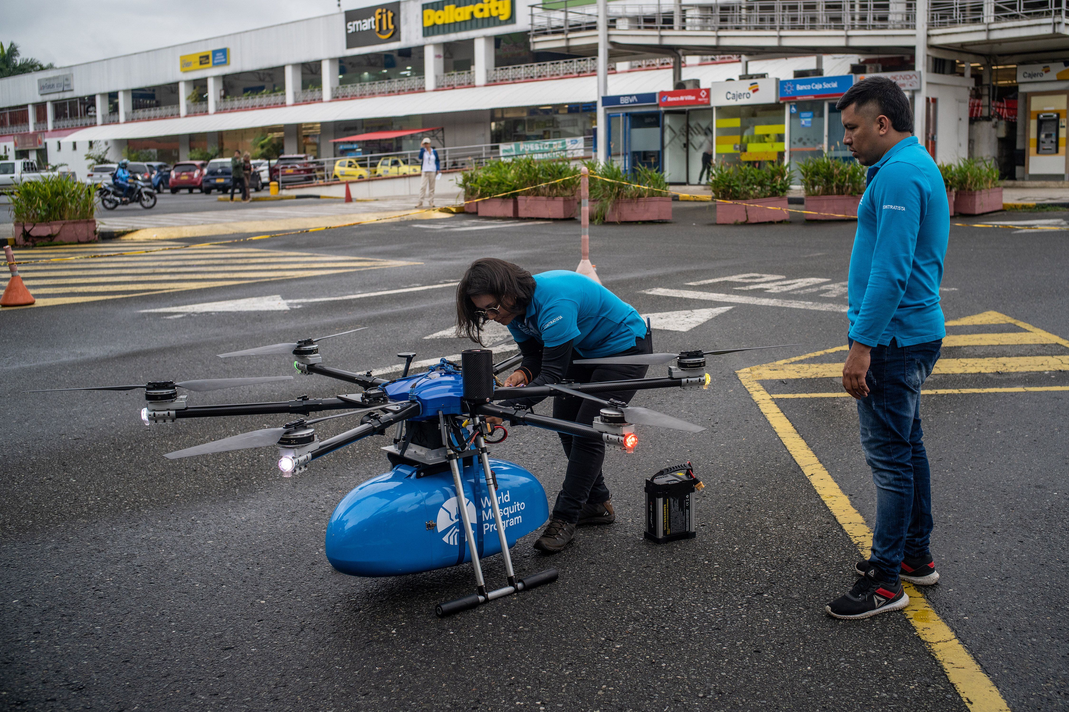 Un dron del World Mosquito Program, que libera unos 150 mosquitos neutralizadores de enfermedades cada 50 metros por encima de techos y entre edificios de varios pisos en Cali, Colombia, el 18 de enero de 2023  (Federico Rios/The New York Times)