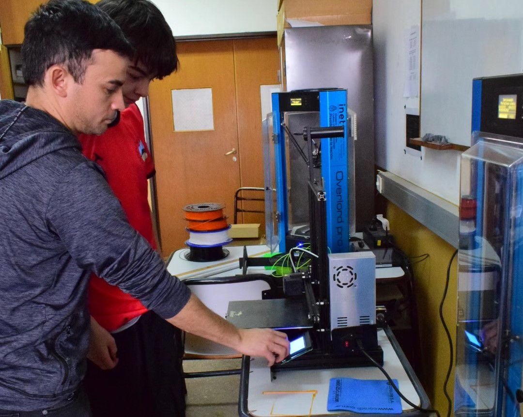 En el proyecto “Ayuda en 3D”, los estudiantes usan impresoras 3D para diseñar e imprimir dispositivos para personas con artritis reumatoidea que faciliten tareas cotidianas como abrir una botella o subir un cierre.