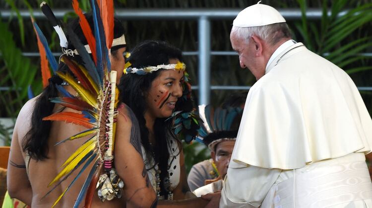 El Papa Francisco junto a una representante de una comunidad indígena en Perú