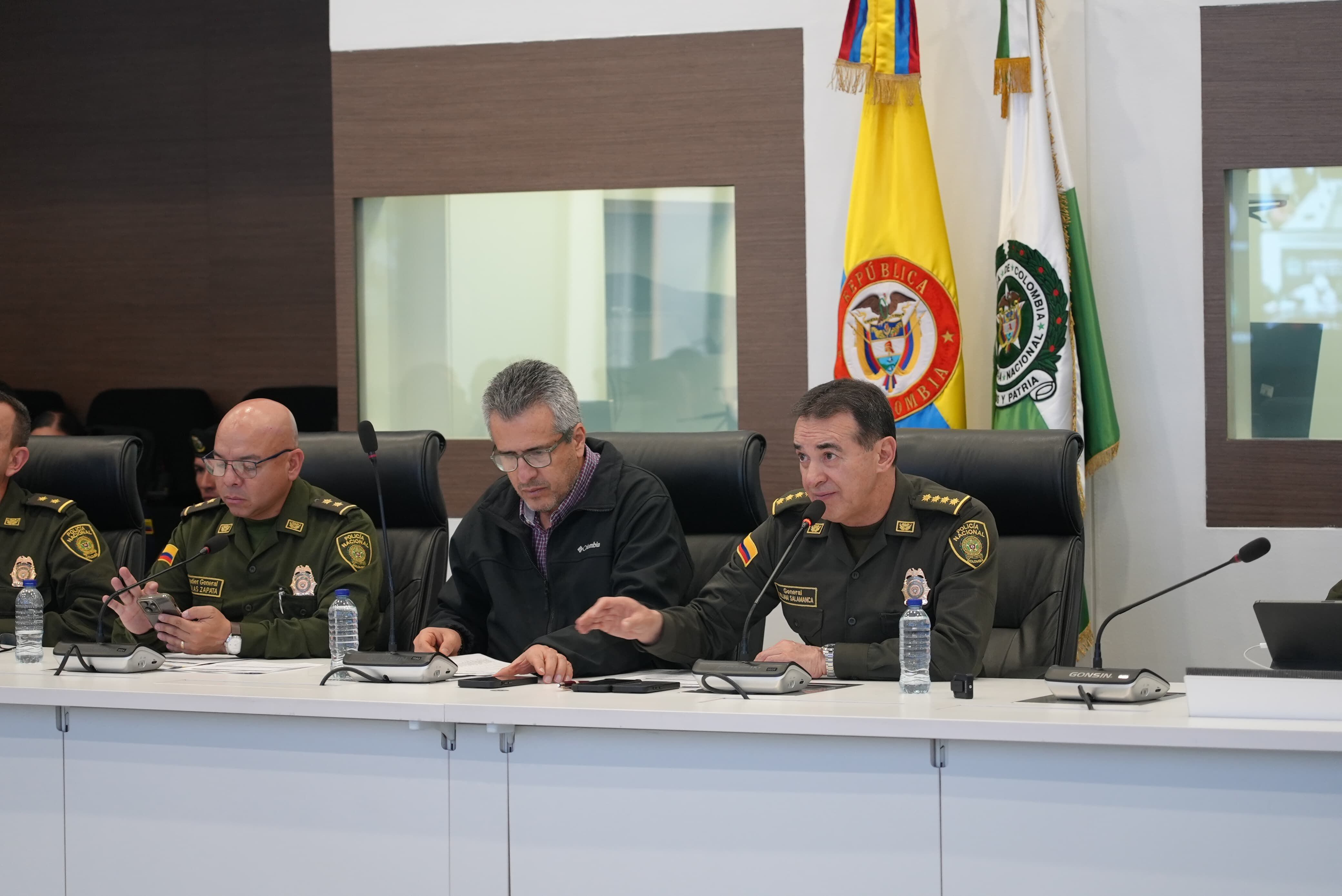 Luis Fernando Velasco y general William Salamanca en entrega del primer balance del PMU de las marchas del 1 de mayo - crédito Policía Nacional