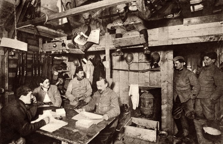 Oficiales franceses que trabajan en sus mapas e informes en una caseta climatizada cerca de Verdun en el frente occidental (Shutterstock)