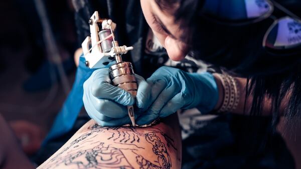 Es importante tener en cuenta una serie de cuidados antes de hacerse un tatuaje (Getty Images)