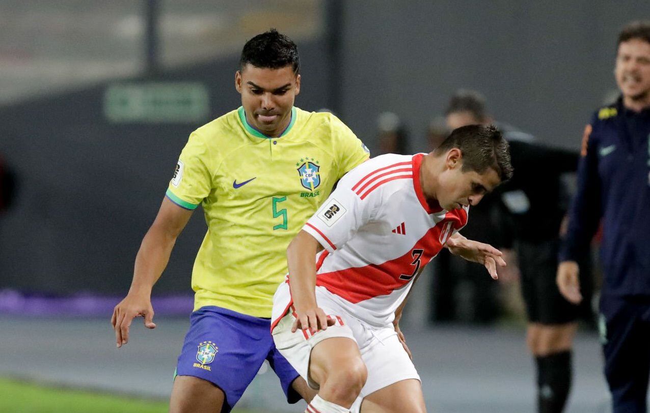Aldo Corzo estuvo atento en la marca por la banda derecha en Perú vs Brasil. - créditos: Getty Images
