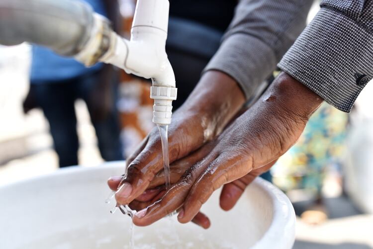 Un hombre se lava las manos tras un control para detectar ebola e el Hospital General de Goma (REUTERS/Olivia Acland)