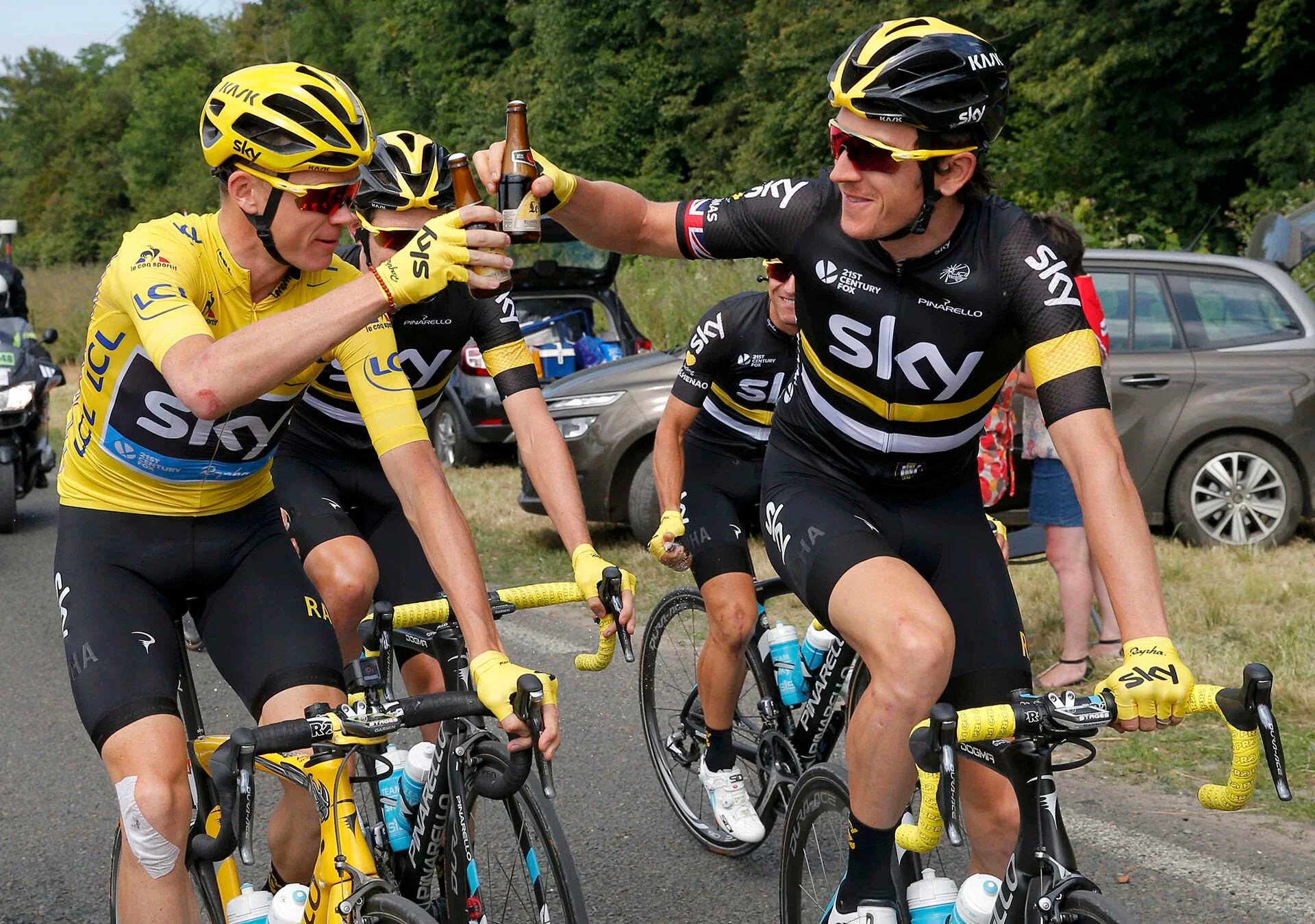 Christopher Froome brindó con cerveza junto a sus compañeros de equipo, al arrancar la última etapa (Reuters)