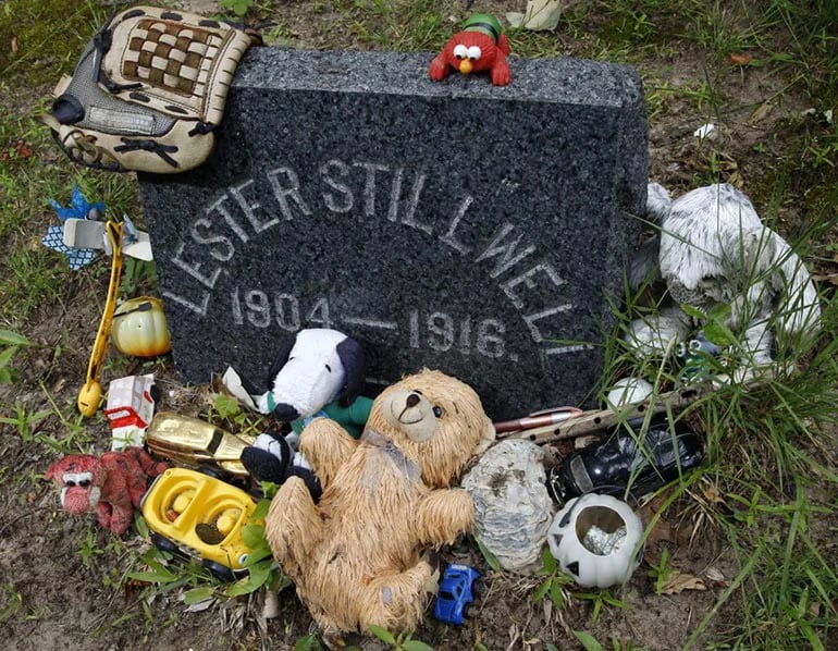 La lápida de Lester Stillwell en Nueva Jersey. Fue una de las primeras víctimas fatales de un tiburón