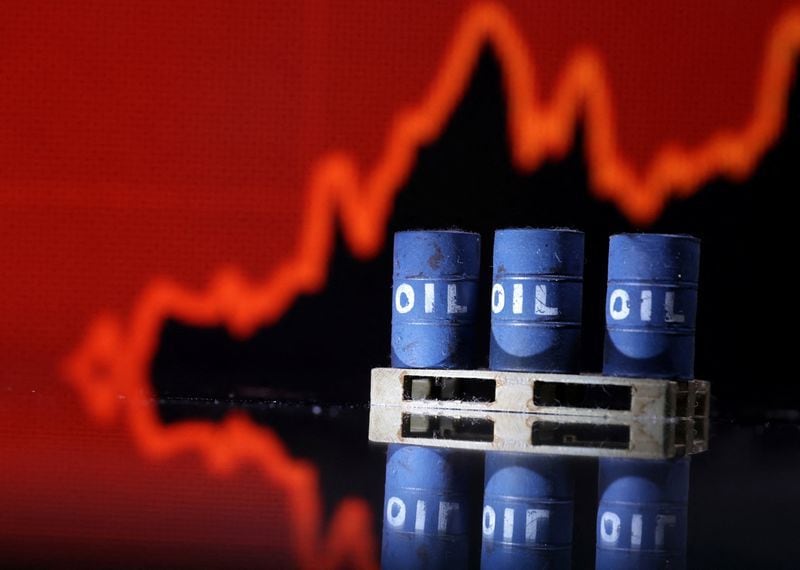 Tras el anuncio de las medidas tomadas por Arabia Saudita, el precio del barril de petróleo sufrió fluctuaciones. REUTERS/Dado Ruvic/Ilustración