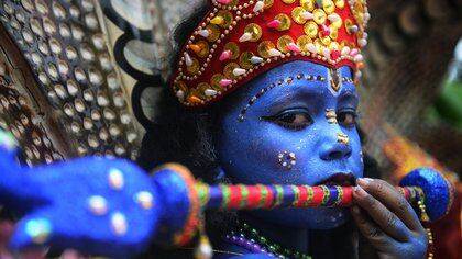 Una joven de Bangladesh vestida como el dios hindú Señor Krishna AFP 162