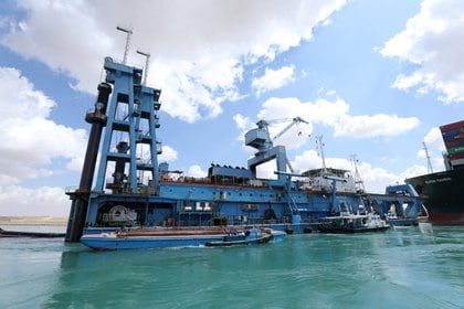 Los trabajos en la zona continúan en cooperación con la compañía holandesa Smit Salvage y la japonesa Nippon Salvage (Suez Canal Authority/Handout via REUTERS)