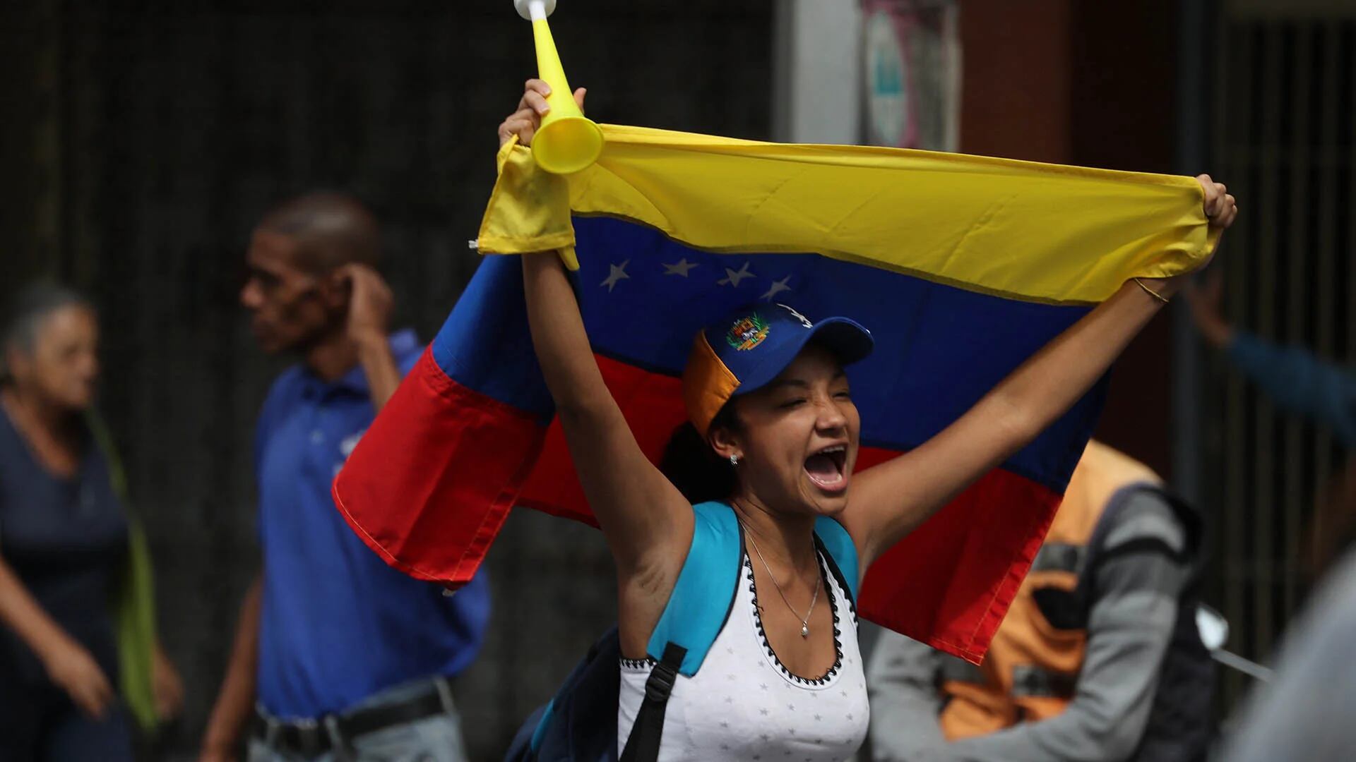 Una mujer venezolana muestra su bandera (AP)