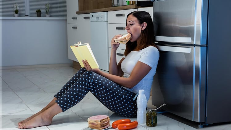 Comer emocionalmente alimentos con poca nutrición puede debilitar el sistema inmune y afectar el estado de ánimo (Shutterstock)