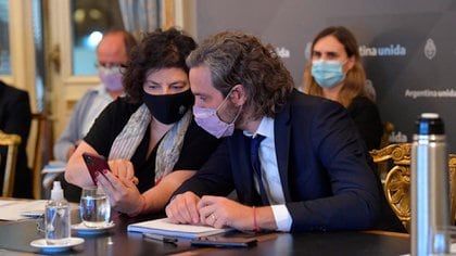 El jefe de Gabinete, Santiago Cafiero, junto a la ministra de Salud, Carla Vizzotti, durante la reunión de este lunes