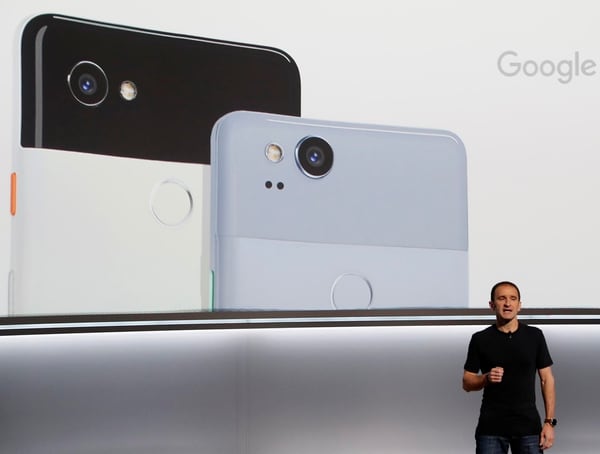 Mario Queiroz, vicepresidente de Gestión de Producto de Google muestra los nuevos smartphones Google Pixel 2 y 2 XL (REUTERS/Stephen Lam)