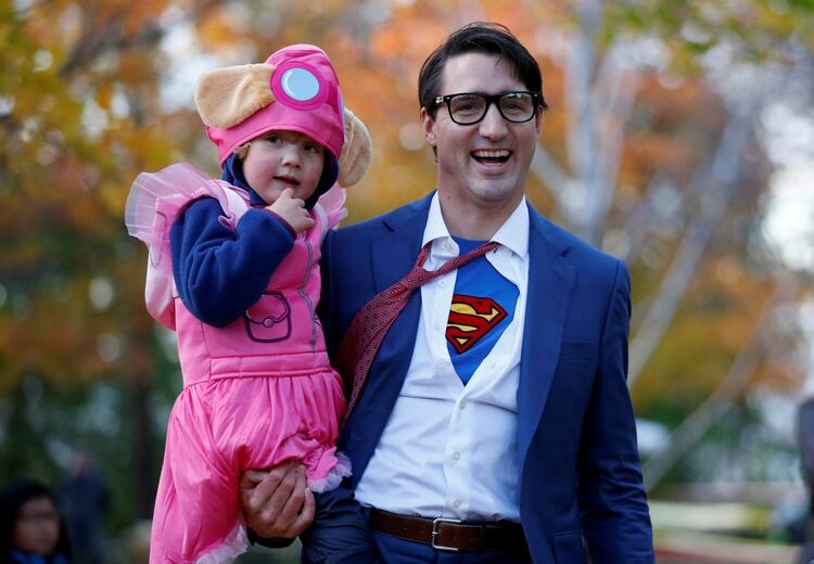 Trudeau junto a su hijo Hadrien, disfrazado en Clark Kent en las celebraciones de Halloween en OttawaÂ (REUTERS/Chris Wattie)