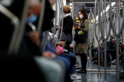 FOTO DE ARCHIVO. Pasajeros con mascarillas viajan en el metro mientras Italia adopta nuevas restricciones destinadas a frenar el aumento de las infecciones por coronavirus (COVID-19) en Roma, Italia. 28 de octubre de 2020. REUTERS/Guglielmo Mangiapane