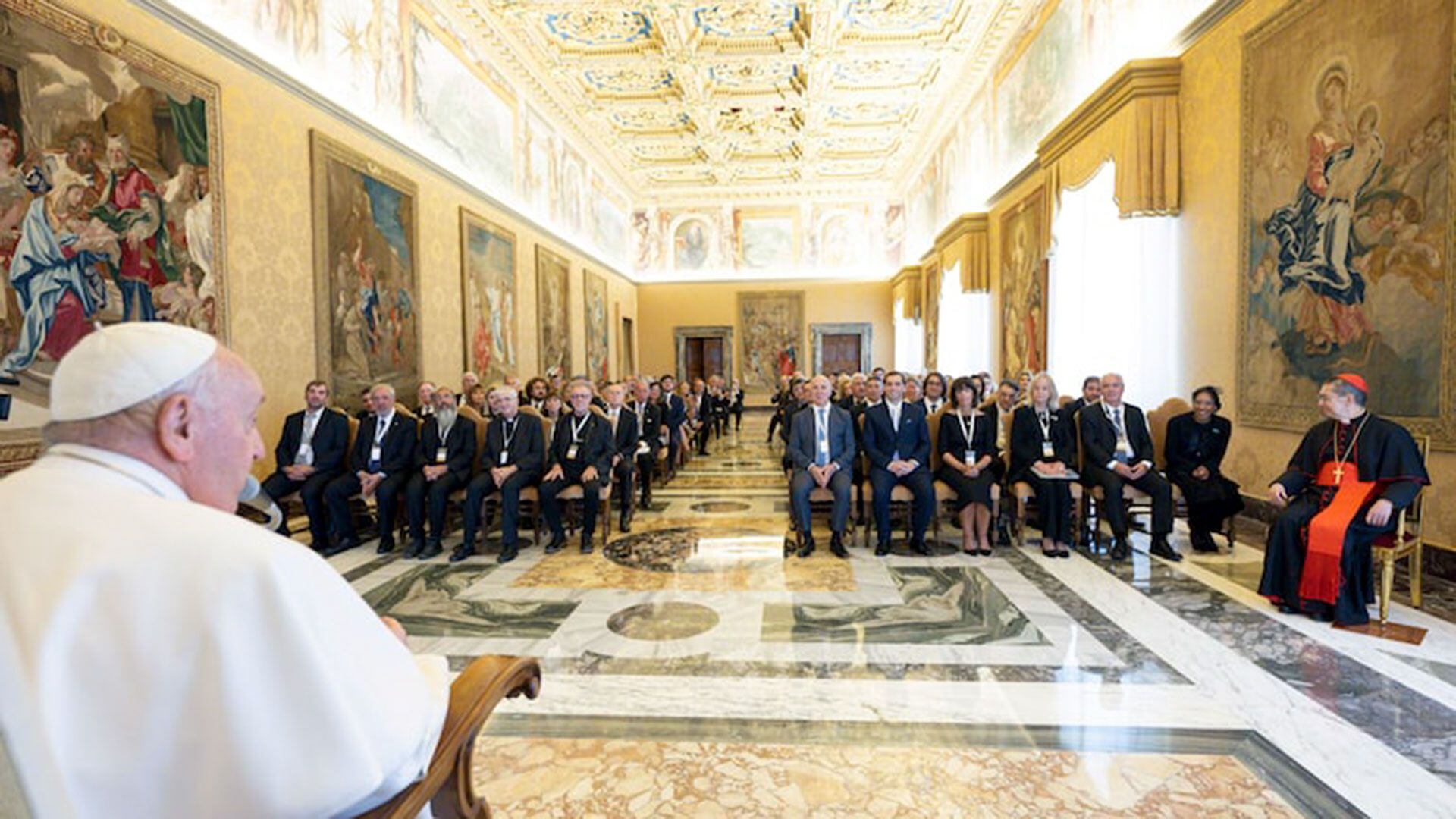 La presentación de León Gieco tuvo lugar durante cierre de un congreso del Instituto de Diálogo Interreligioso (Prensa Vaticano)