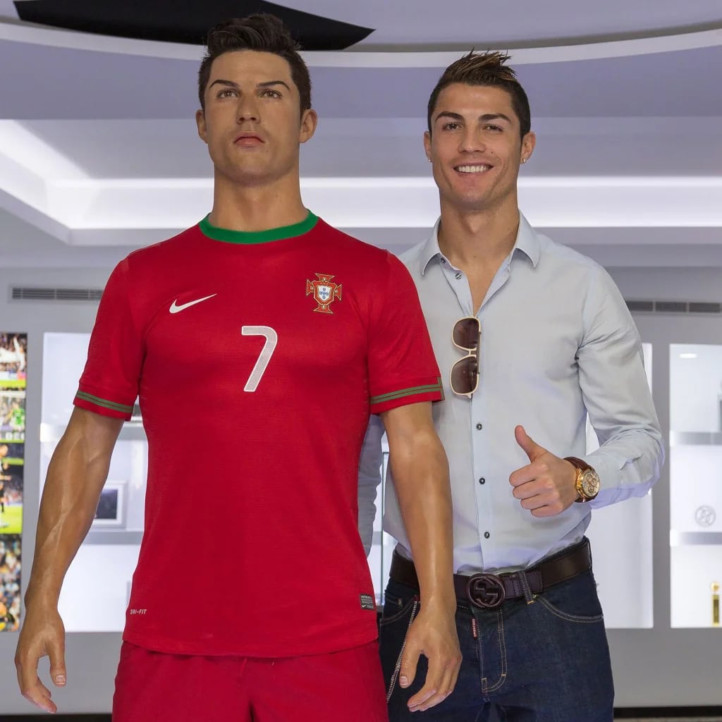 Cristiano Ronaldo junto al Cristiano Ronaldo de cera (AFP)