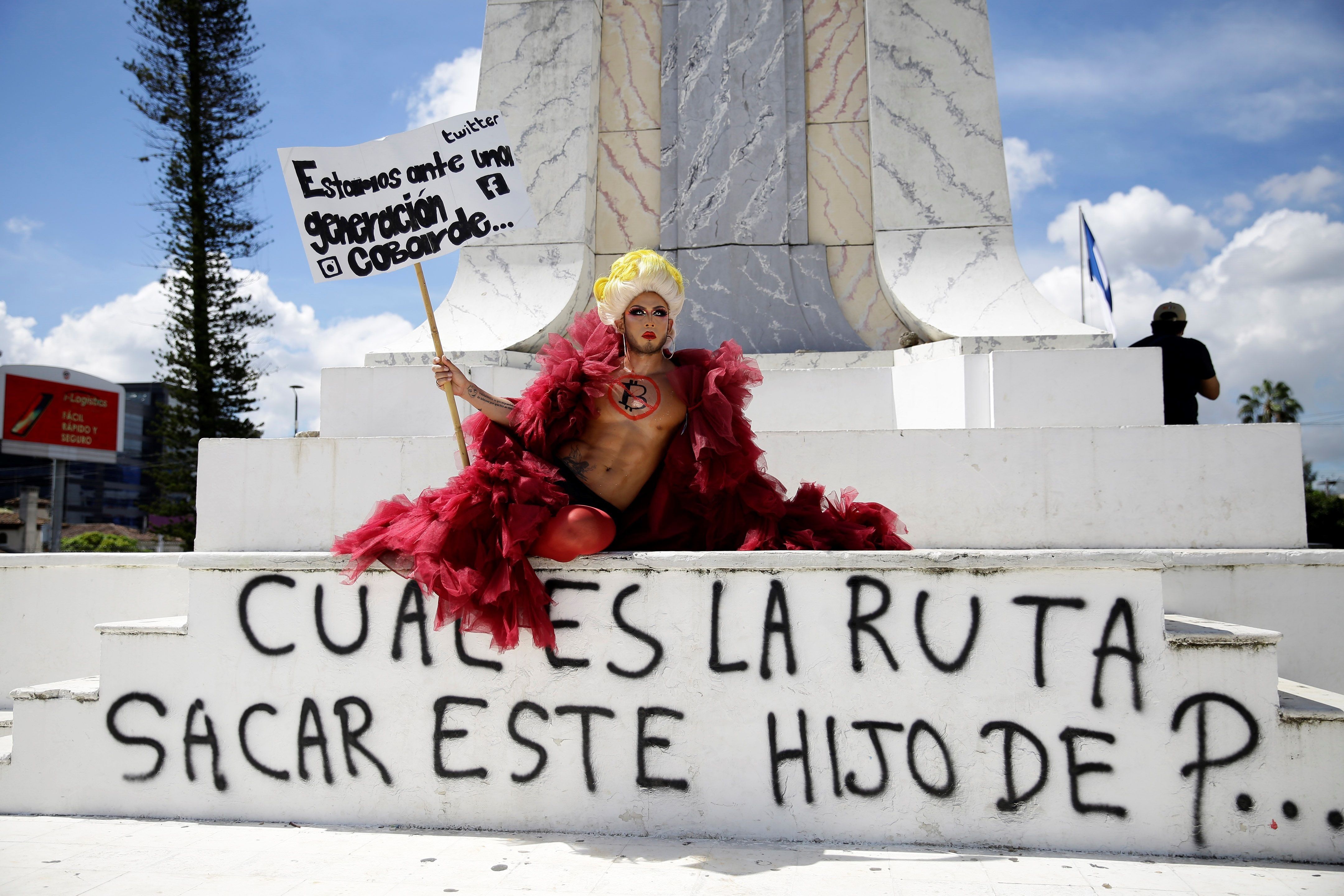 Marvin Pleitéz participa en una manifestación contra el Gobierno salvadoreño representando al icónico personaje conocido como 'Lady Drag', el 7 de septiembre de 2021, en San Salvador (El Salvador). EFE/Rodrigo Sura