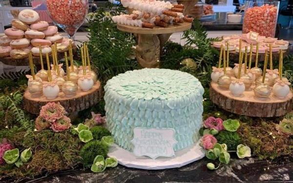 Kylie Jenner mostrÃ³ en su Instagram una mesa repleta de lujosos pasteles para la fiesta