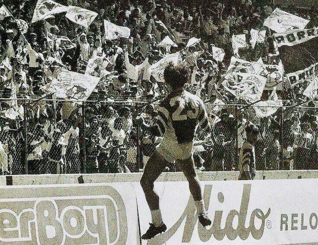 Daniel el Ruso Brailovsky festeja un gol con el Club América de México en 1983  (Foto: Twitter/@America_0215)