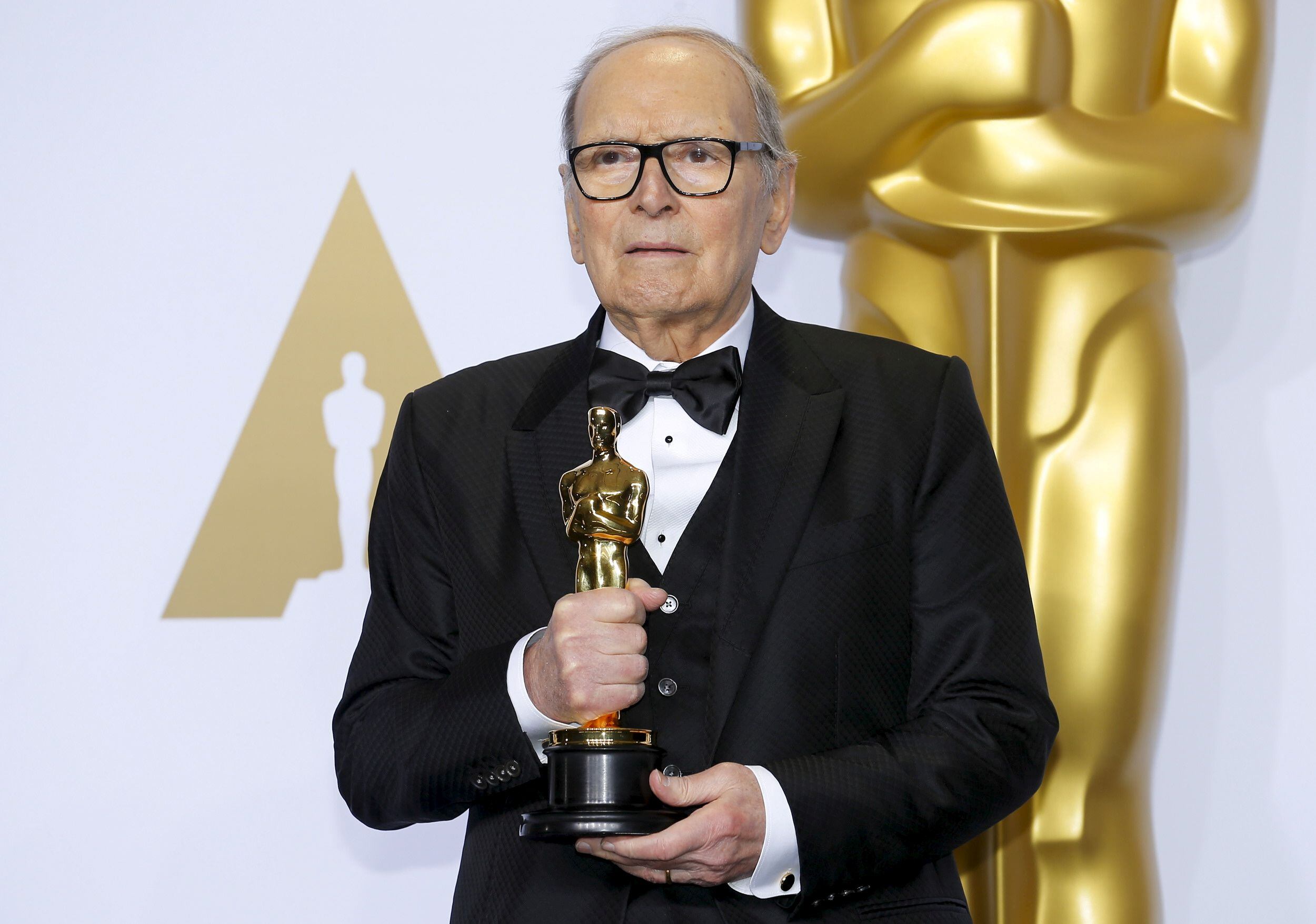 El compositor italiano posa con su Oscar a la mejor banda sonora original por "Los 8 más odiados", en 2016 (REUTERS/Mike Blake/Foto de archivo)