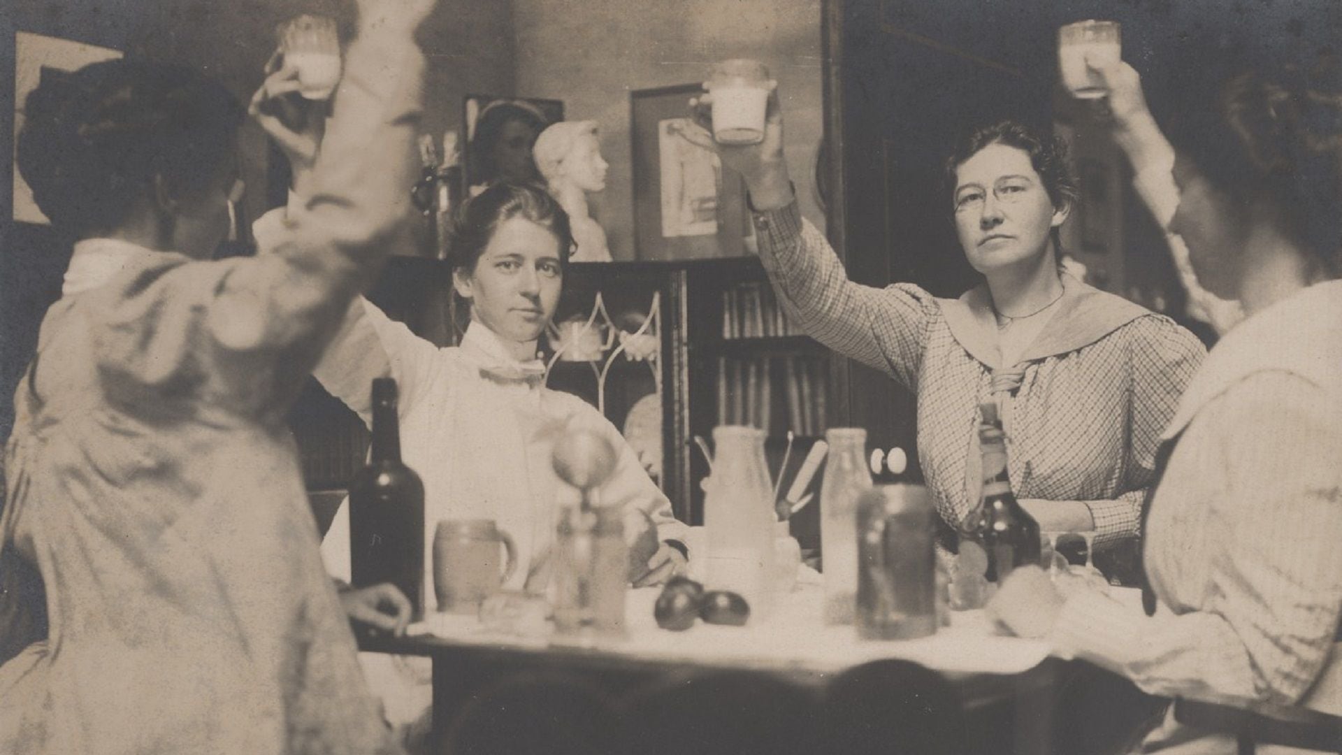 Violet Oakley y Jessie Willcox Smith frente a la cámara y Elizabeth Shippen Green y Henrietta Cozens, parcialmente ocultas, 1901 (Foto: Wikipedia)