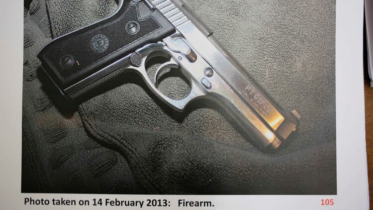 El arma homicida que Pistorius guardaba en su dormitorio (Reuters)