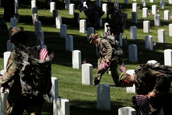 El cementerio se llena de banderas en esta fecha (Reuters)