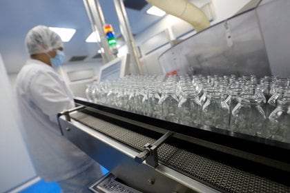 Un técnico de laboratorio trabaja en la investigación del tratamiento de la droga "Remdesivir" en Eva Pharma Facility en El Cairo, Egipto 25 de junio de 2020 (REUTERS/Amr Abdallah Dalsh/Archivo Foto)