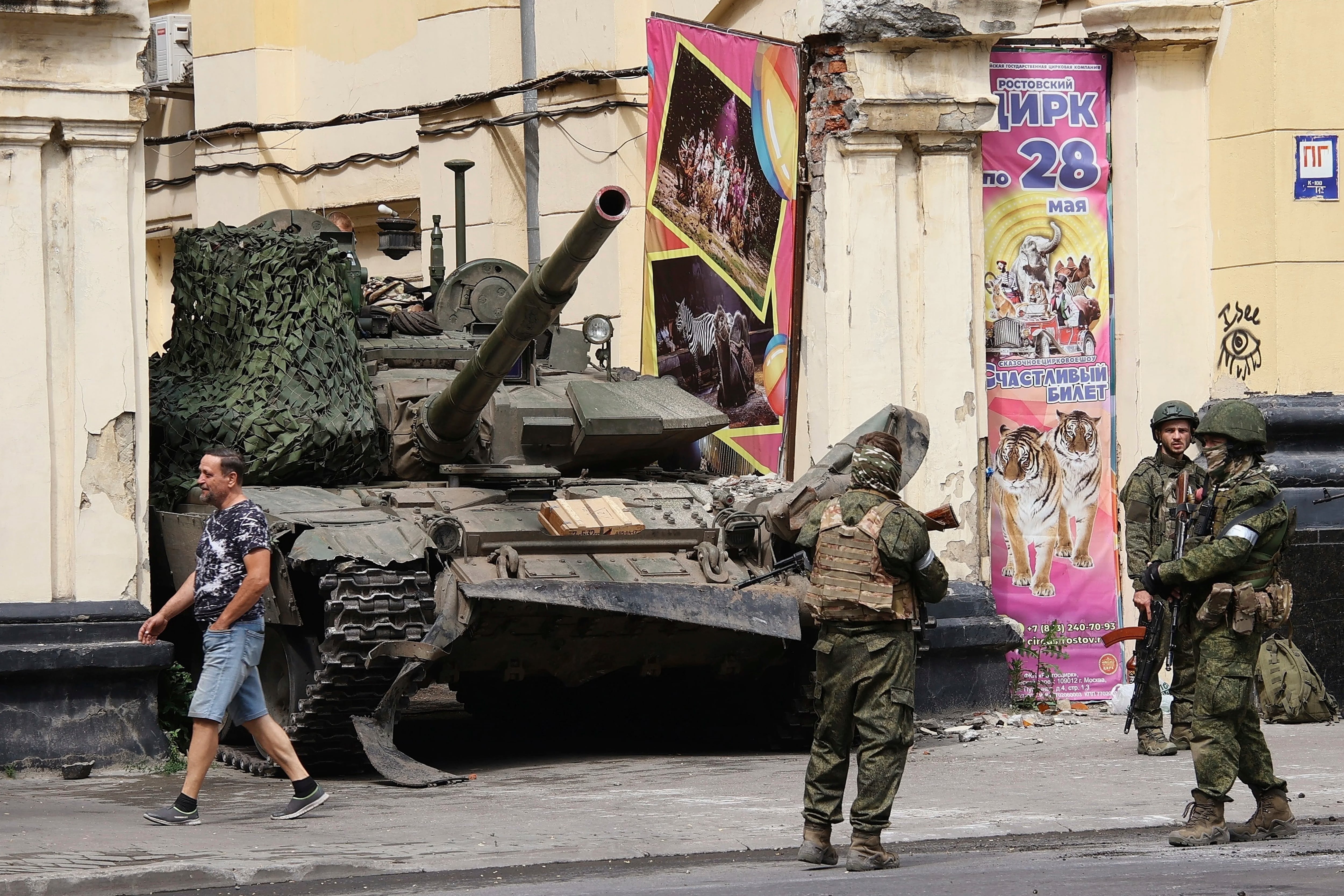 ON HOLD TO GO WITH RUSSIA BELARUS WAGNER STORY FILE Efectivos de la guardia del Grupo Wagner están frente a un tanque en una calle de Rostov, Rusia, 24 de junio de 2023. (Vasily Deryugin, Kommersant Publishing House via AP, File)