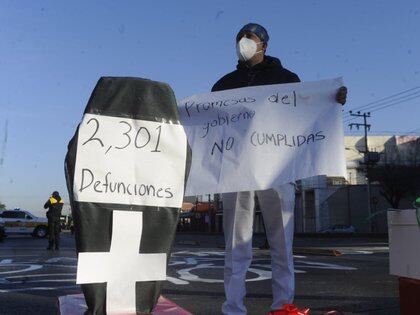 Este viernes 1 de enero de 2021, personal médico del Hospital La Raza del IMSS realizó una protesta para exigir insumos y vacunas para protegerse del COVID-19 (Foto: Luis Carbayo/cuartoscuro.com)