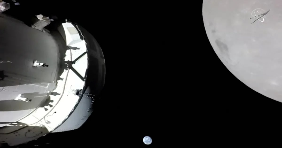 A 370.000 kilómetros de la Tierra, la cápsula de Orión ‘rozó’ la Luna: «Esta década habrá gente viviendo allí»