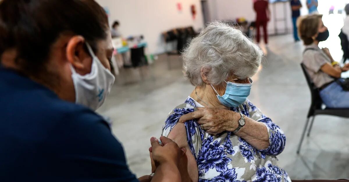 Une étude réalisée en Argentine et publiée dans The Lancet a révélé l’efficacité des renforts chez les personnes âgées contre Ómicron